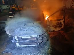 Policía de franco rescató a dos personas de un auto que se incendiaba en el interior de Corrientes